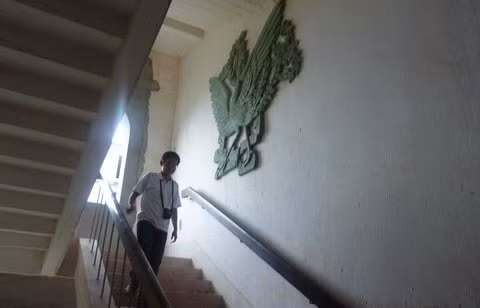 Vách tường ở lối lên cầu thang còn trang trí bằng phù điêu rồng, phượng khá ấn tượng.