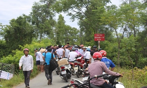 Nhiều người hiếu kỳ đến xem lực lượng chức năng vớt thi thể của nữ giám thị bị giết rồi vứt xác phi tang.