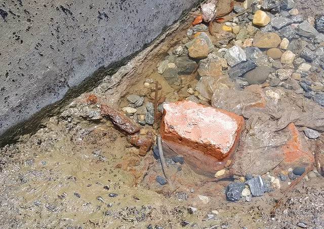 Gạch, đá bừa bộn