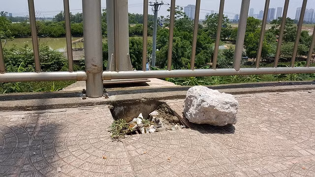 Có chỗ còn khuyết cả viên gạch lát