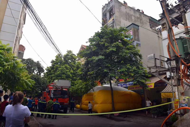 Ngay sau đó, thông tin đã được báo tới lực lượng cảnh sát cơ động, cảnh sát PCCC Hà Đông và đội cứu hộ cứu nạn cảnh sát PCCC Công an TP Hà Nội. 