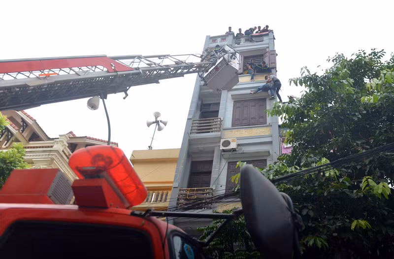 Nhận được thông tin, lực lượng công an phường đã có mặt tại hiện trường để nắm tình hình. Do người đàn ông này là khách đến chơi từ đêm hôm trước tại căn phòng cho thuê thuộc ngôi nhà và là người dân tộc nên việc tiếp xúc để khuyên can rất khó khăn.