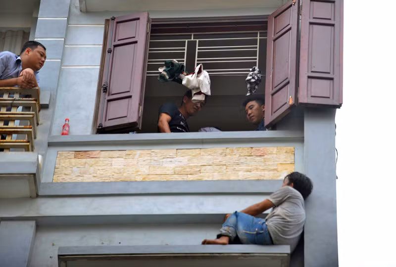 Anh này sau đó được đưa đến bệnh viện Hà Đông cấp cứu. 