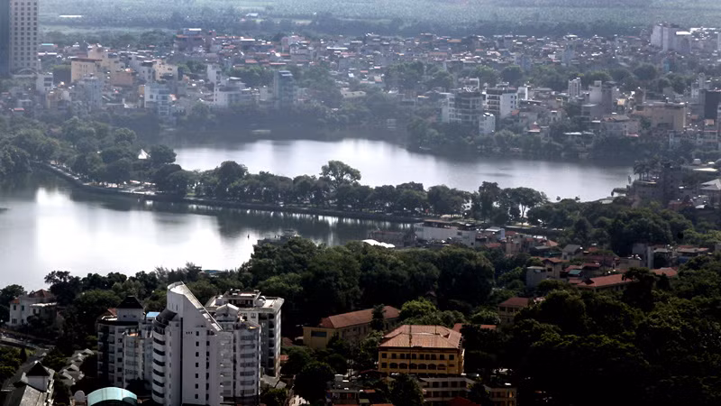 Ngăn cách bởi con đường Thanh Niên, hồ Trúc Bạch có diện tích nhỏ hơn nằm bên cạnh hồ Tây cũng là một thắng cảnh của Thủ đô. 