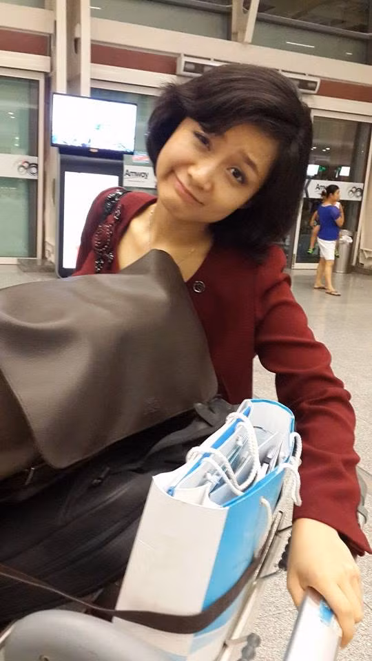 Điều ấn tượng nhất ở cô gái này là nụ cười rạng rỡ luôn nở trên môi. Khác với vẻ chỉn chu khi lên sóng, Thu Hà thường xuyên để mặt mộc khi đi chơi, đi gặp gỡ bạn bè.