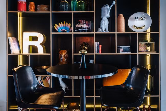 Chữ R (Ronaldo) được đặt trang trọng trên tủ trang trí. "Tôi luôn muốn sở hữu một khách sạn. Tôi thuộc về thế giới bóng đá nhưng cuộc sống không bao giờ đứng yên. Tự mình thực hiện dự án này là bất khả thi và đó là lý do tôi chọn Pestana, tập đoàn số 1 trong lĩnh vực khách sạn", CR7 chia sẻ.