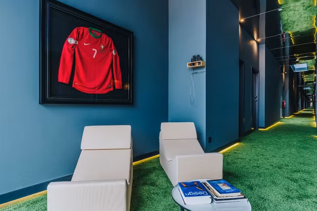 Khách sạn cũng được trang trí bằng nhiều tông màu, hợp với những người trẻ tuổi.