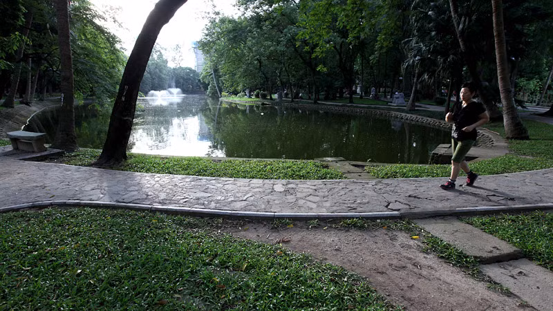 Trong khuôn viên Công viên Bách Thảo thuộc quận Ba Đình có 2 hồ rất sạch với mật độ cây xanh rất cao là nơi tập trung rất đông người dân tập thể dục, nghỉ ngơi trong bầu không khí trong lành.