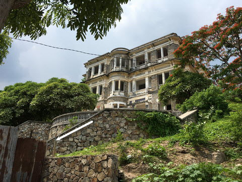 Những nẻo đường lên lâu đài bị chặn bằng những tấm tôn (mũi tên)