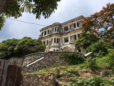 Những nẻo đường lên lâu đài bị chặn bằng những tấm tôn (mũi tên)