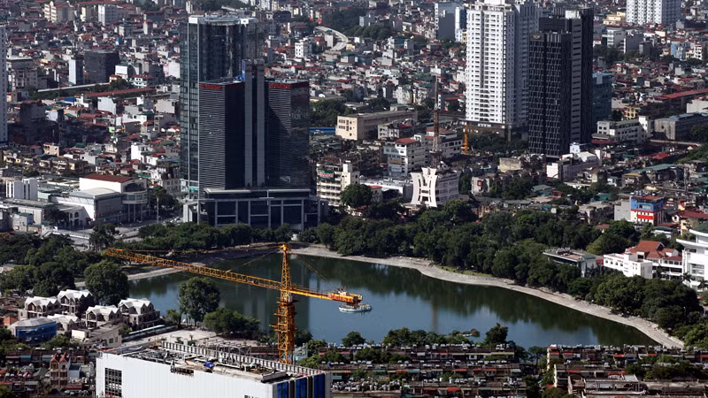 Hồ Thành Công nằm giữa phố Thành Công, Láng Hạ, Nguyên Hồng và đường Huỳnh Thúc Kháng đã được kè bờ để tránh bị cư dân san lấp lấn diện tích mặt hồ.