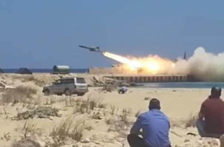 Hơn nữa loại tên lửa cổ điển P-15 còn tồn tại vô số nhược điểm như tốc độ chậm, khả năng vận động thiếu linh hoạt, độ cao hành trình lớn và rất dễ bị gây nhiễu.