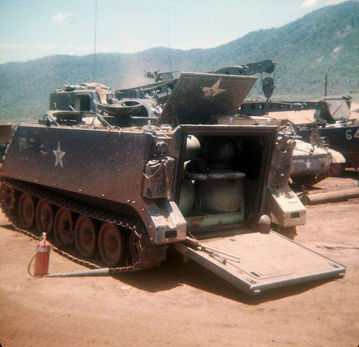 Bên trong xe thiết giáp phun lửa M132A1, vị trí lái chính đặt bên trái, còn chiếm trọn vẹn không gian khoang chở quân là bình chứa gần 800 lít nhiên liệu M10 cho súng phun lửa cùng bộ bơm tạo áp lực phun.