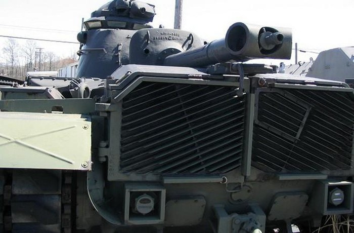 Ban đầu trên chiến trường Việt Nam, quân đội Mỹ sử dụng xe tăng phun lửa M67 Zippo được tạo ra trên cơ sở M48A3 Patton. Phương tiện này đồng hành với các nhóm chiến đấu chống phục kích, phá hủy công sự.