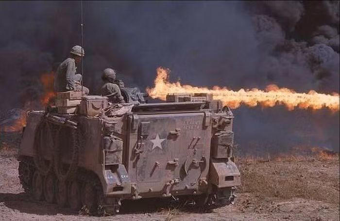 Khi so sánh, M132A1 thắng M67 ở khả năng cơ động khi nó có thể tăng tốc lên tới 64 km/h và còn lội nước được, đây là đặc điểm cực kỳ quan trọng khi triển khai tại địa hình sông nước và đầm lầy như tại Việt Nam.