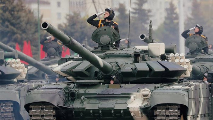 “Vài chục xe tăng Abrams, xe chiến đấu bộ binh Bradley, xe bọc thép đa dụng - cả một đội quân nhỏ đã được triển khai tại khu vực Pabrada, và không lâu trước đó người Mỹ đã điều động trực thăng Apache và Black Hawk tới Litva”.