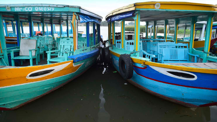 Những bờ sông đầy màu sắc: Những con thuyền nhiều màu sắc ở Hội An, mang đến sự lãng mạn, thơ mộng cho phố cổ yên bình này.