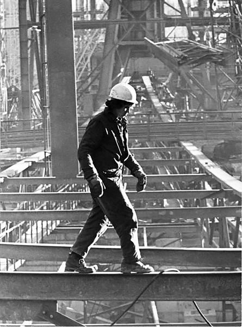 Thậm chí có 1 bộ phim được dành riêng cho những thợ hàn tham gia xây dựng những tòa nhà này với câu nói nổi tiếng: “Chúng tôi là những người thợ hàn và gửi lời chào tới bạn từ trên cao!”. (Ảnh: Russian Photo)