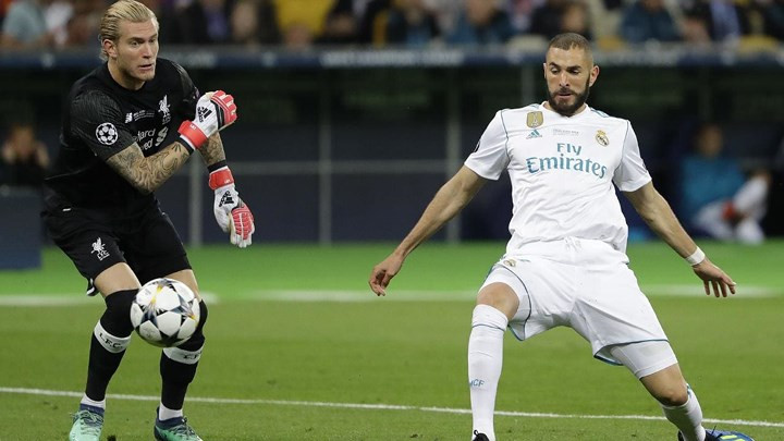 Thủ thành của Liverpool tạo ra bàn thua ngớ ngẩn nhất trong lịch sử chung kết Champions League khi ném bóng thẳng vào chân Benzema bay vào lưới.