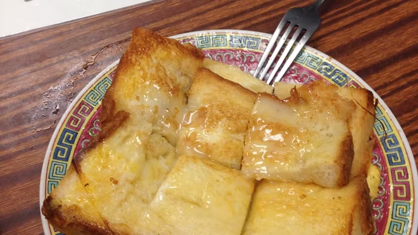 Thực đơn cha chaan teng theo phong cách những năm 1950 là những món ăn ngon miệng như bánh tart, bánh mì Pháp theo phong cách Hong Kong và trà sữa yuanyang (một sự pha trộn giữa trà đen và cà phê). Bánh mì Pháp nướng theo phong cách Hong Kong thường là sự kết hợp của 2 lát bơ với bánh mì, một lớp bơ đậu phộng và siro siêu ngọt.