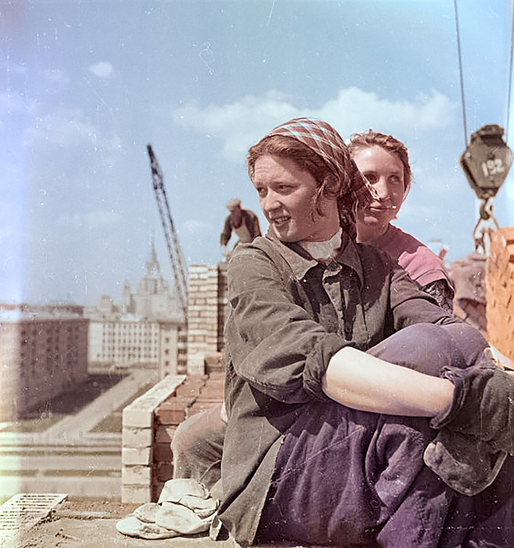 Tại thời kỳ này, những người phụ nữ Liên Xô bình đẳng về quyền và nghĩa vụ với nam giới, họ đảm nhận những công việc như nam giới và thậm chí còn giữ nhiều chức vụ quản lý hơn ngày nay. (Ảnh: Russian Photo)