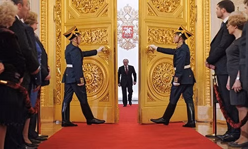 Điện Kremlin còn có tên gọi là Cung điện Kremlin. Điện được xây dựng từ năm 1475, gồm 5 hội trường chính: Alexandrovsky, Vladimirsky, Georgievsky, Ekaterininsky và ngai vàng - Andreevsky. Nhắc đến nước Nga là nhắc đến Điện Kremlin. Điện Kremlin nhanh chóng trở thành biểu tượng tượng trưng cho hình ảnh nước Nga.