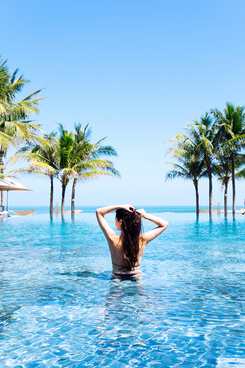 Fusion Maia được chấm điểm khá cao từ các trang đánh giá du lịch uy tín và được nhiều sao Việt ghé qua trong các kỳ nghỉ hè. Với hướng view nhìn ra biển, nơi bạn có thể nhìn ngắm khung cảnh hoàng hôn tuyệt đẹp, các biệt thự được xây dựng với phong cách Việt Nam hiện đại, rộng rãi. Khu nghỉ cách thị trấn Hội An và sân bay quốc tế Đà Nẵng 15 phút lái xe. Từ đây, bạn có thể dễ dàng đến các điểm tham quan gần đó như sông Thu Bồn, Ngũ Hành Sơn và chùa Cầu.