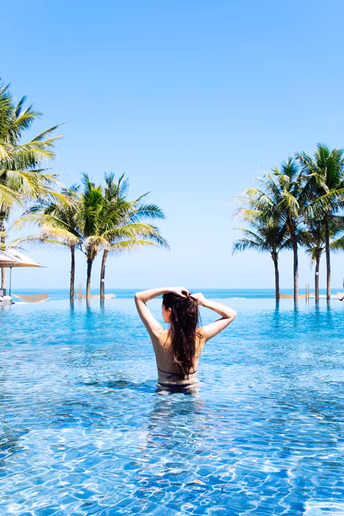 Fusion Maia được chấm điểm khá cao từ các trang đánh giá du lịch uy tín và được nhiều sao Việt ghé qua trong các kỳ nghỉ hè. Với hướng view nhìn ra biển, nơi bạn có thể nhìn ngắm khung cảnh hoàng hôn tuyệt đẹp, các biệt thự được xây dựng với phong cách Việt Nam hiện đại, rộng rãi. Khu nghỉ cách thị trấn Hội An và sân bay quốc tế Đà Nẵng 15 phút lái xe. Từ đây, bạn có thể dễ dàng đến các điểm tham quan gần đó như sông Thu Bồn, Ngũ Hành Sơn và chùa Cầu.