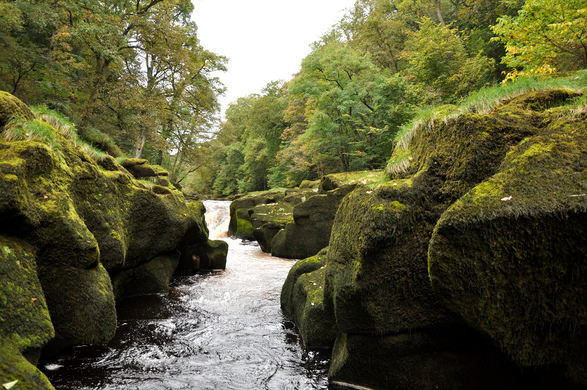 Vào năm 1154, Romilly cố nhảy qua suối Strid nhưng vô tình xảy chân ngã xuống nước dẫn đến mất mạng.