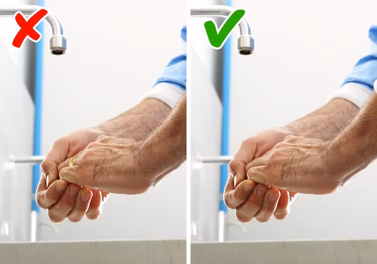 Nhân viên y tế ở Anh không được phép đeo nhẫn ở nơi làm việc.