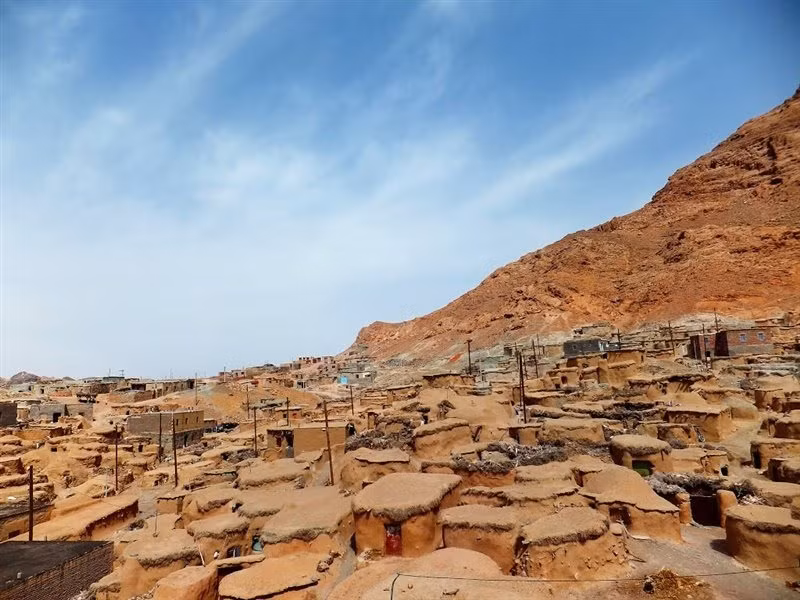 Người dân ở Makhunik không chỉ xây dựng ngôi nhà nhỏ phù hợp với tầm vóc cơ thể mà còn xuất phát từ việc họ phải vận chuyển nguyên vật liệu xây nhà cách xa hàng km bằng sức người do không có động vật lớn hay phương tiện để vận chuyển.