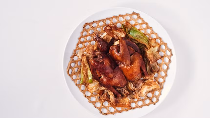 Phong trào ẩm thực Quảng Đông đương đại bắt đầu với Lau Kin Wai (tác giả, nhà sử học ẩm thực kiêm chủ của Kin's Kitchen - một nhà hàng ở Hong Kong được thưởng ngôi sao Michelin).