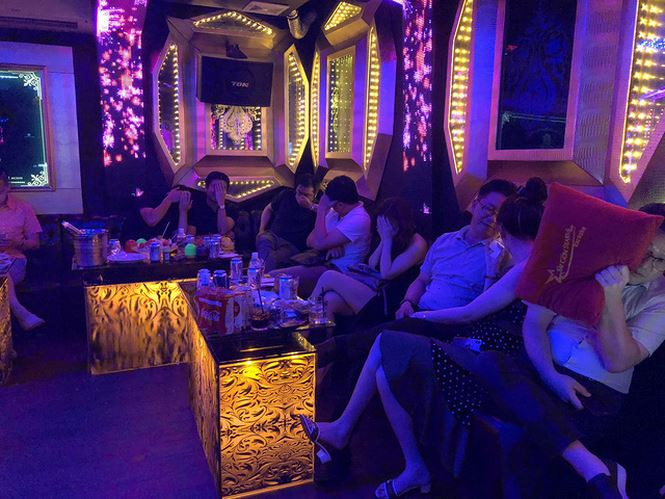 Một phòng bia ôm có tiếp viên nữ ngồi chiều khách người nước ngoài.