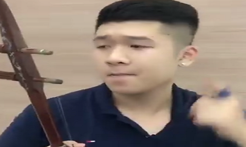 Anh chàng cực phiêu khi cover “Chạy ngay đi” bằng đàn nhị. Ảnh cắt từ clip.