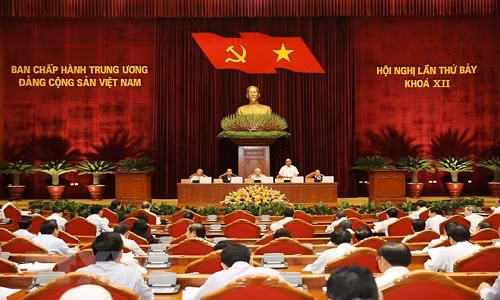 Ngay thu 2 Hoi nghi Trung uong 7: Thao luan xay dung can bo cap chien luoc