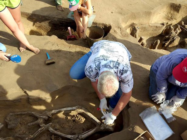 Điều kỳ lạ là bộ xương được đặt nằm ngửa với đôi chân như đang nhảy múa. Bàn chân vắt chéo nhau, đầu gối khuỳnh ra và cánh tay vòng qua phần xương chậu. Bộ hài cốt trong tư thế như thế này chưa từng được phát hiện từ trước đến nay.