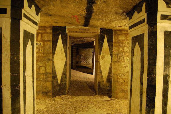 Sở dĩ xảy ra tình trạng này là vì diện tích hầm mộ Paris quá lớn khiến lực lượng cảnh sát làm nhiệm vụ tuần tra không thể kiểm soát được tình hình, bắt những kẻ thích phiêu lưu, mạo hiểm cố tình lẻn vào bên trong. Mời độc giả xem video: Thêm hé lộ mới về 'hầm mộ' của chúa Jesus (nguồn: VTC14)