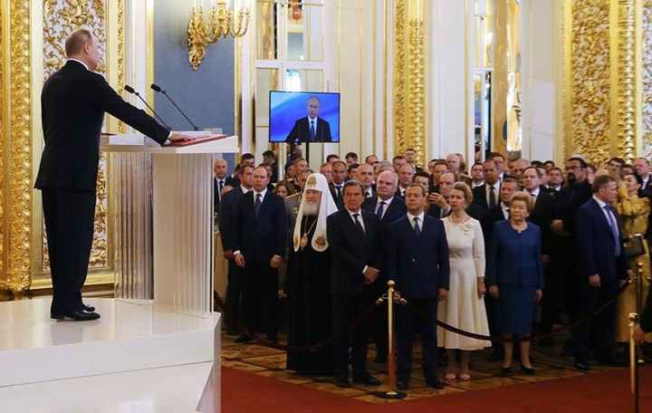 Tổng thống Vladimir Putin đặt tay lên cuốn hiến pháp mạ vàng và tuyên thệ trong buổi lễ nhậm chức.