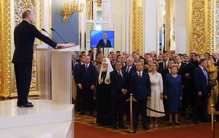 Tổng thống Vladimir Putin đặt tay lên cuốn hiến pháp mạ vàng và tuyên thệ trong buổi lễ nhậm chức.