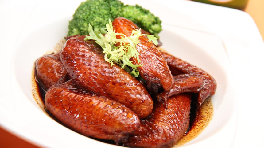 Phong cách ăn uống pha trộn phương Tây bắt đầu bùng nổ trong những năm 1950 và 1960, khi những người Hong Kong ưu tú du lịch khắp châu Âu. Họ trở về Hong Kong và mang theo những món ăn mang hương vị quốc tế như bít tết. Tất nhiên, họ muốn thưởng thức những món khiến họ nhớ về những chuyến đi. Trong quá trình du nhập, những món ăn phương Tây được chế biến cho phù hợp với khẩu vị người Quảng Đông. Được mệnh danh là "Cánh Thụy Sĩ", những chiếc cánh gà này là một món ăn chủ lực trên các thực đơn Xì dầu phương Tây. Chúng được ướp trong nước sốt "Thụy Sĩ" (được làm từ gừng, xì dầu và sốt worcestershire).