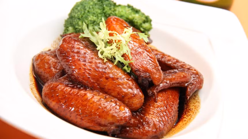 Phong cách ăn uống pha trộn phương Tây bắt đầu bùng nổ trong những năm 1950 và 1960, khi những người Hong Kong ưu tú du lịch khắp châu Âu. Họ trở về Hong Kong và mang theo những món ăn mang hương vị quốc tế như bít tết. Tất nhiên, họ muốn thưởng thức những món khiến họ nhớ về những chuyến đi. Trong quá trình du nhập, những món ăn phương Tây được chế biến cho phù hợp với khẩu vị người Quảng Đông. Được mệnh danh là "Cánh Thụy Sĩ", những chiếc cánh gà này là một món ăn chủ lực trên các thực đơn Xì dầu phương Tây. Chúng được ướp trong nước sốt "Thụy Sĩ" (được làm từ gừng, xì dầu và sốt worcestershire).