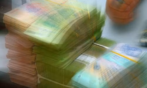 Các tổ chức tài chính được phép thực hiện dịch vụ thanh toán trong nước và quốc tế phải báo cáo từng giao dịch chuyển tiền điện tử trong nước có mức giá trị từ 500 triệu đồng trở lên hoặc ngoại tệ có giá trị tương đương và giao dịch chuyển tiền điện tử quốc tế ra vào Việt Nam có giá trị từ 1 triệu USD trở lên hoặc bằng ngoại tệ khác có giá trị tương đương.