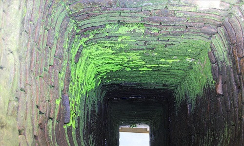 Miệng giếng cổ hình vuông – một đặc trưng trong cách xây dựng của người Chăm xưa. Ảnh: PL