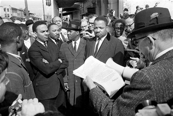 Cụ thể, vào ngày Chủ nhật 7/3/1965, nhà hoạt động dân quyền Martin Luther King đã cùng 8.000 người da đen diễu hành từ thành phố Selma đến Montgomery, thủ phủ bang Alabama.