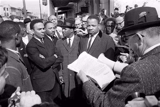 Cụ thể, vào ngày Chủ nhật 7/3/1965, nhà hoạt động dân quyền Martin Luther King đã cùng 8.000 người da đen diễu hành từ thành phố Selma đến Montgomery, thủ phủ bang Alabama.