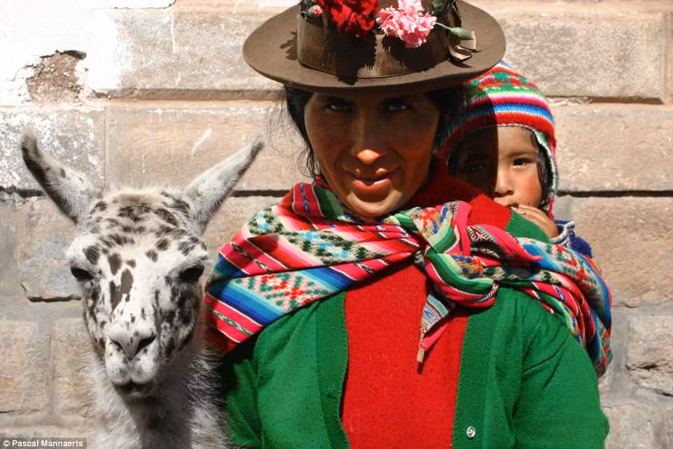 Trong chuyến hành trình vòng quanh thế giới, nhiếp ảnh gia Mannaerts chụp được nhiều khoảnh khắc khó quên về tình yêu mà người mẹ dành cho con cái. Trong ảnh là hai mẹ con ở Cuzco, Peru năm 2005.