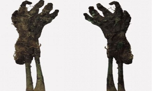 Cánh tay còn nguyên vẹn của một xác ướp trẻ em.