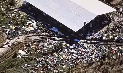 Hình ảnh ám ảnh về cuộc tự sát tập thể tại Jonestown, Guyana ngày 18/11/1978. Thi thể hơn 900 nạn nhân nằm ở khắp nơi khiến nhiều người không thể kìm được nước mắt.