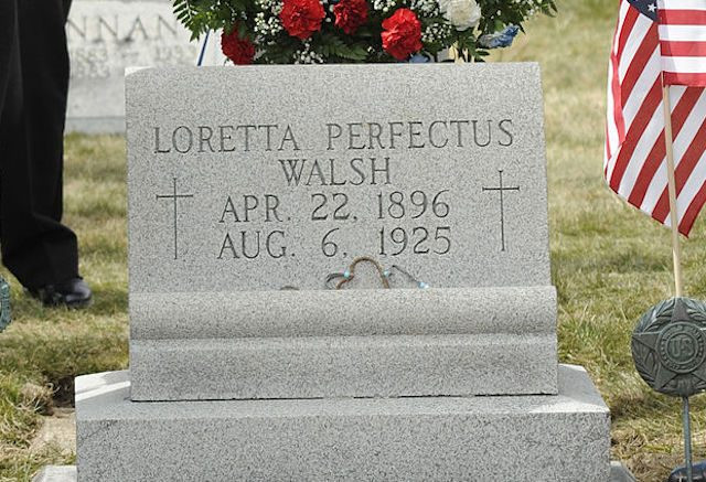 Loretta phục vụ trong lực lượng Hải quân 4 năm và đạt được một số thành tựu trong sự nghiệp nhà binh.