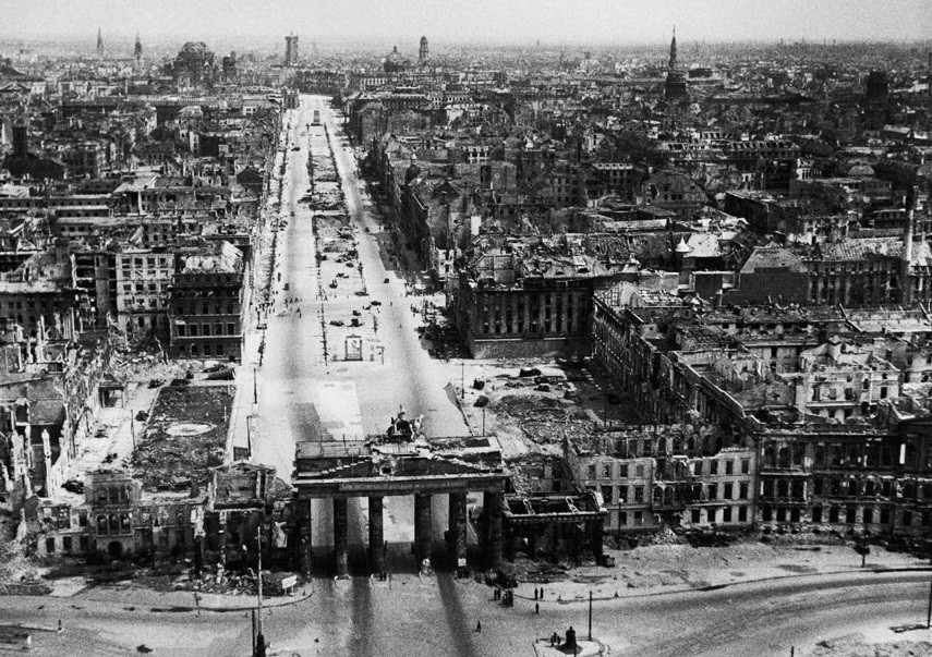 Thủ đô Berlin của Đức gây chú ý với hình ảnh nhiều tòa nhà, đường xá bị phá hủy hoặc hư hại do bom đạn chiến tranh. Ảnh chụp năm 1945.